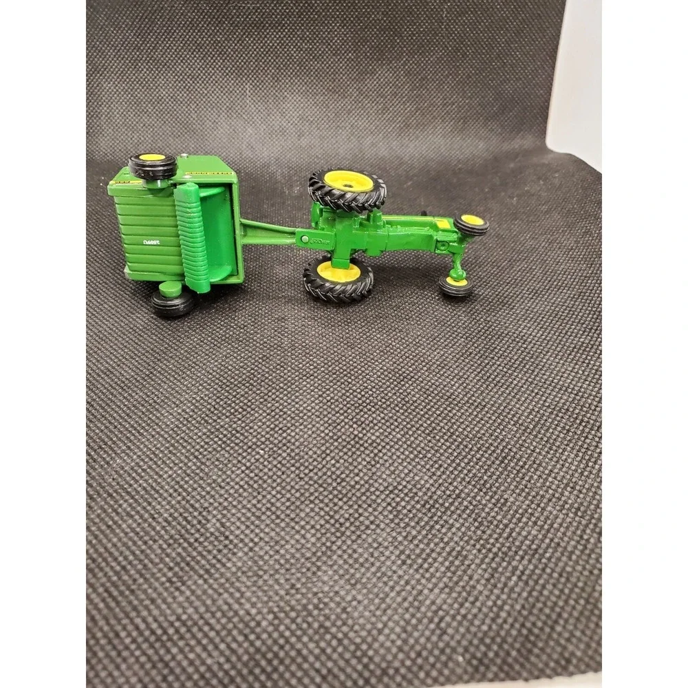 John Deere ERTL Green Metal Farm Tractor 1268Q00 Diecast 1:64